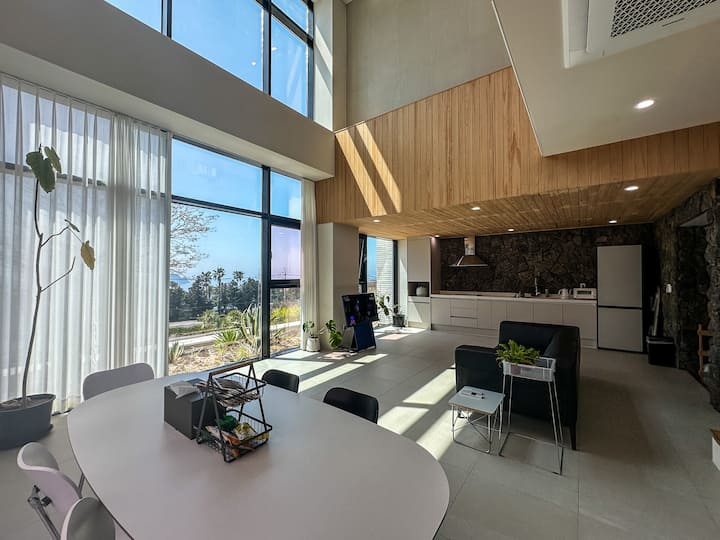 Esta es una foto del salón de Dadong. A diferencia de Nadong, para capturar más Jeju, la pared de la cocina reproducía la casa de piedra tal como estaba.