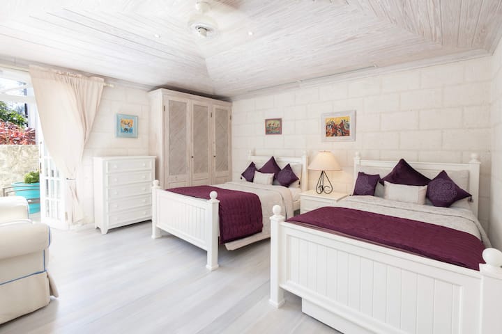 Eyni dərəcədə cəlbedici olan ikinci yataq otağında ayrıca və tənha bağ sahəsinə aparan fransız qapıları var. Geniş hamam otağı əkiz çanaqlar, hamam və duş ilə ustanın zərifliyini əks etdirir. 