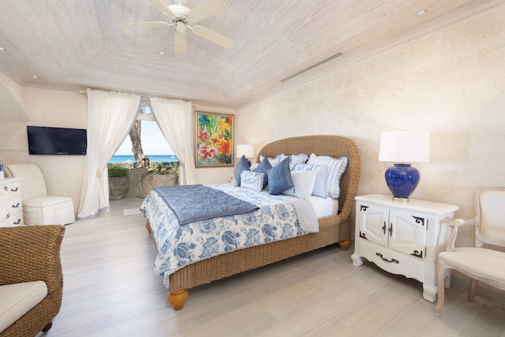 Şəxsi verandaya açılan, heyrətamiz dəniz və bağ mənzərələri təklif edən fransız qapıları olan əsas yataq otağı süitası. Gəzinti üçün qarderob və vanna otağı ilə öyünən əkiz çanaqlar, hamam və duş ilə tamamlayın.