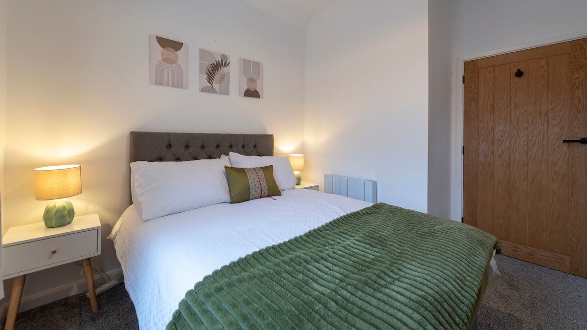 Tranquilo y práctico: el segundo dormitorio cuenta con una acogedora cama doble y un espacio de trabajo dedicado, perfecto para relajarse o hacer las cosas.