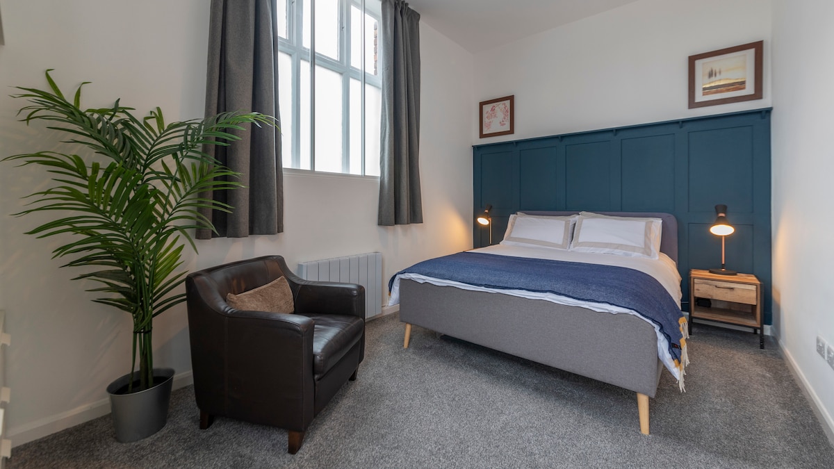 Amplio y sereno: el dormitorio 1 cuenta con una cama tamaño king, decoración moderna, amplio espacio de almacenamiento y asientos acogedores, todo bañado de luz natural para un retiro verdaderamente tranquilo.