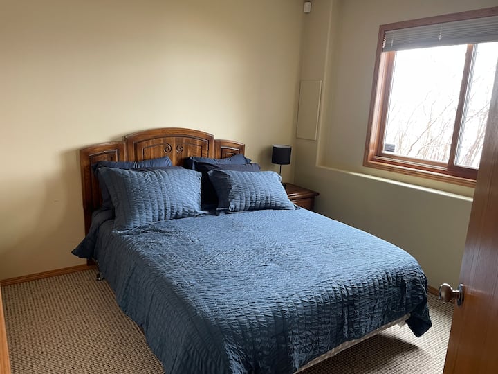 Dormitorio con vista al lago en el sótano