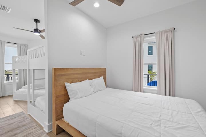 Ubicado en el segundo piso. Esta habitación tiene 2 literas y vistas a O'Steen Beach y East Pass.  Tiene un baño compartido que también sirve a la sala de estar.
¡RESERVA TUS FECHAS HOY HOY MISMO!