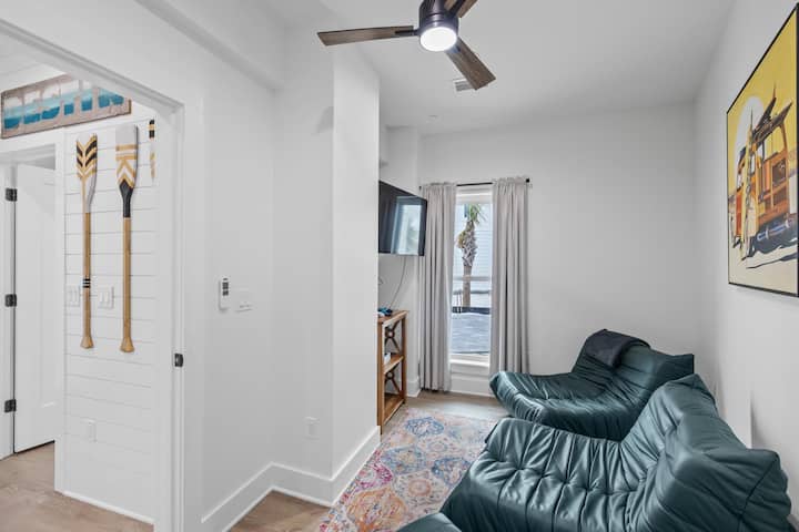 ¡Esta es la consola en la que puedes jugar a Xbox!  Les encantará escapar a su propia sala de juegos donde pueden ser niños.
¡RESERVA "EL TECHO" AHORA!