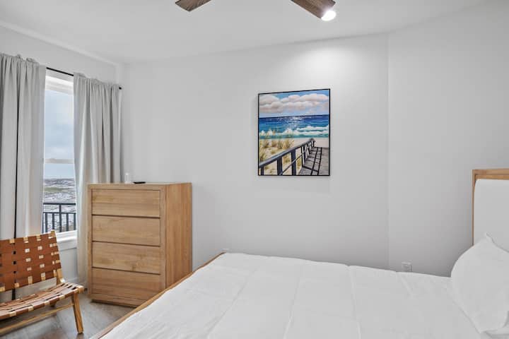 Este es el dormitorio #2 de la unidad B.  Este dormitorio se encuentra en el tercer piso.
¡ENVÍAME UN MENSAJE HOY PARA RESERVAR TUS VACACIONES!