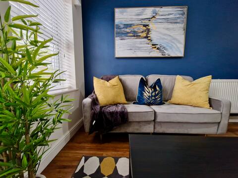 Successful Airbnb property: Luxurious, Chic & Modern Apt w/ Free Parking in Finham
