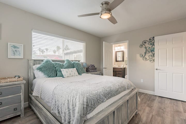 Segundo dormitorio de 4, también con televisión, armario y baño privado. 