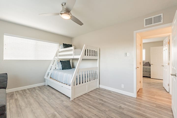 Cuarto dormitorio con dos camas individuales sobre cama completa y cama nido extraíble. 