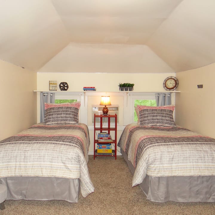 Спалната соба 3 е горе. Има два привлечни двокреветни кревета и простор во плакарот. 