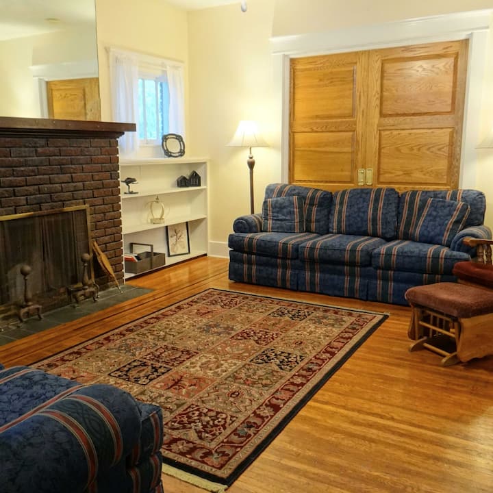 Соберете се со вашата група во удобната дневна соба по денот полн со авантури. Забавете, опуштете се и поминете време создавајќи спомени во оваа соба. Опремено со кауч, сакана и едрилица, тука има удобност за целата група. 