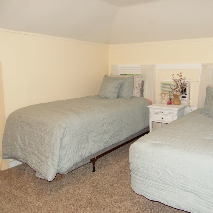 Спалната соба 4 на горниот кат е удобно место за мирен сон. Во собата има два двокреветни кревета, заедно со ковчег со фиоки и плакар.