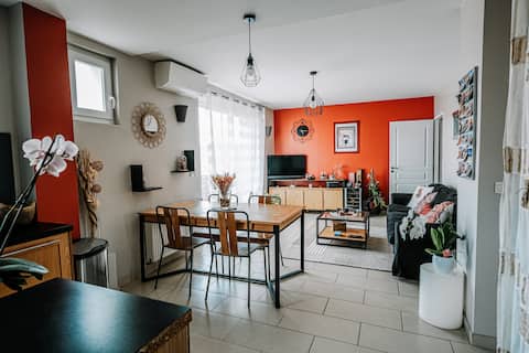 Top performing Airbnb: Bright 2-bedroom apartment - garage & air conditioning - city center within walking distance! in Nîmes