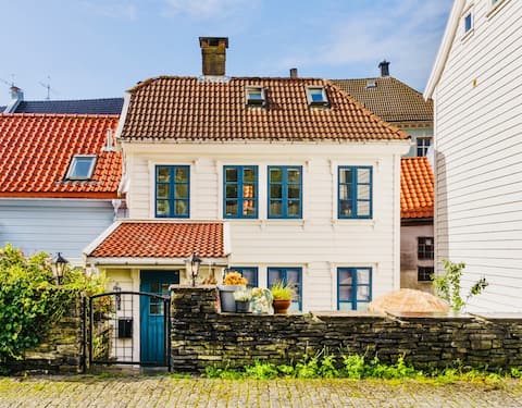 Lovely House, Centrally Located! King-bed
