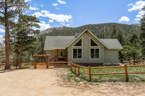Pines & Peaks Cabin | 10 min to RMNP | Hot tub