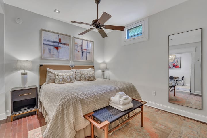 Esta habitación cuenta con una cómoda y espaciosa cama tamaño king.