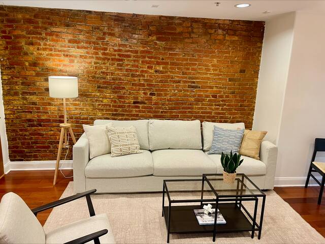 2B/2.5b Apartment in Adams Morgan gallery image 2