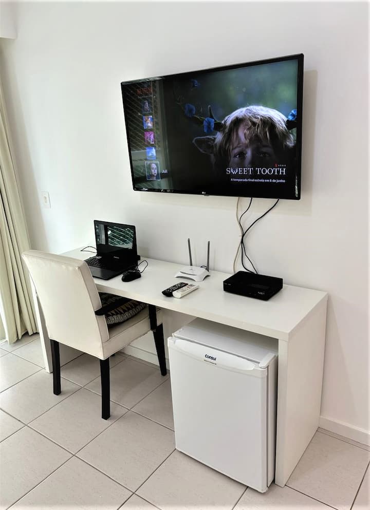 Фригобар, работно пространство, SmartTv 43' с кабелна телевизия.