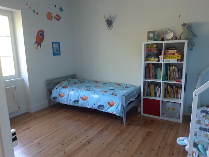 Slaapkamer met 1 kinderbed 90X190 en 1 wieg 70X140