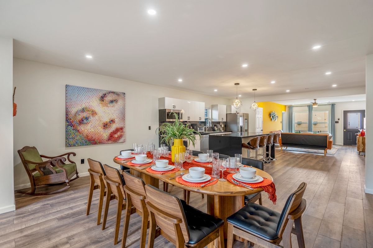 That '70s Sunshine House | Sleeps up to 23 - Houses for Rent in