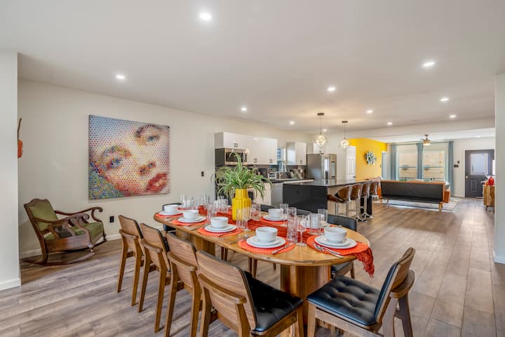That '70s Sunshine House | Sleeps up to 23 - Houses for Rent in