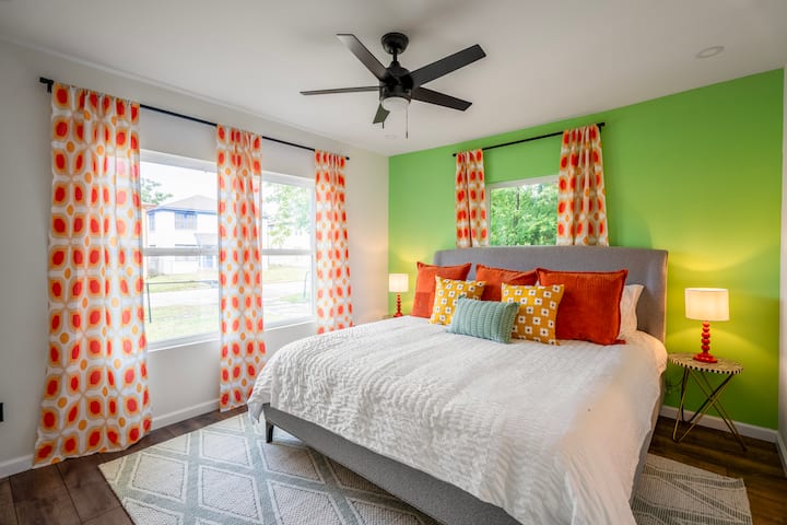That '70s Sunshine House | Sleeps up to 23 - Houses for Rent in