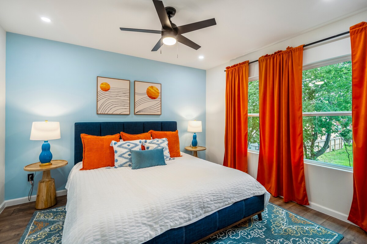 That '70s Sunshine House | Sleeps up to 23 - Houses for Rent in