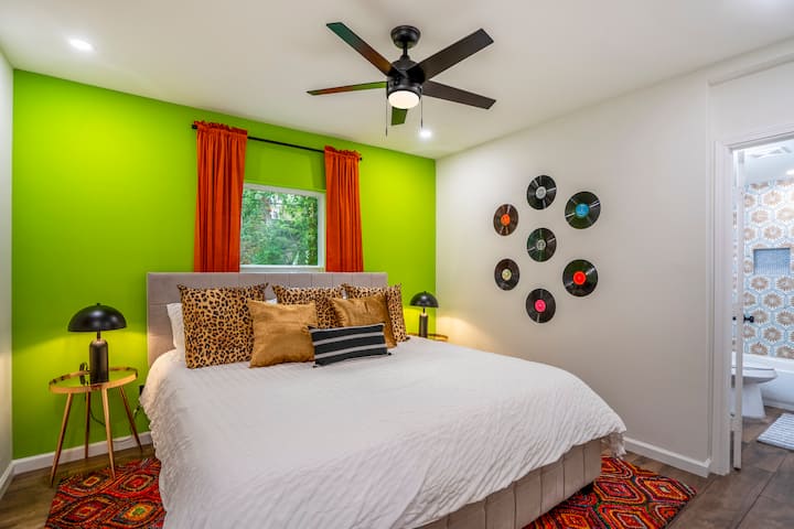 That '70s Sunshine House | Sleeps up to 23 - Houses for Rent in
