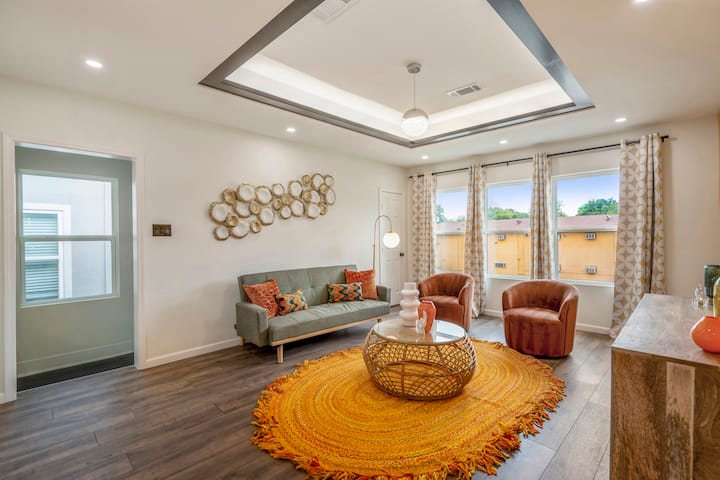 That '70s Sunshine House | Sleeps up to 23 - Houses for Rent in