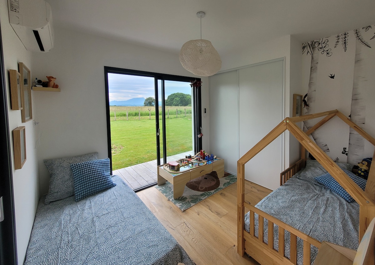 2 eenpersoons bedden met toegang tot de tuin, opbergkasten en kinderspelletjes.