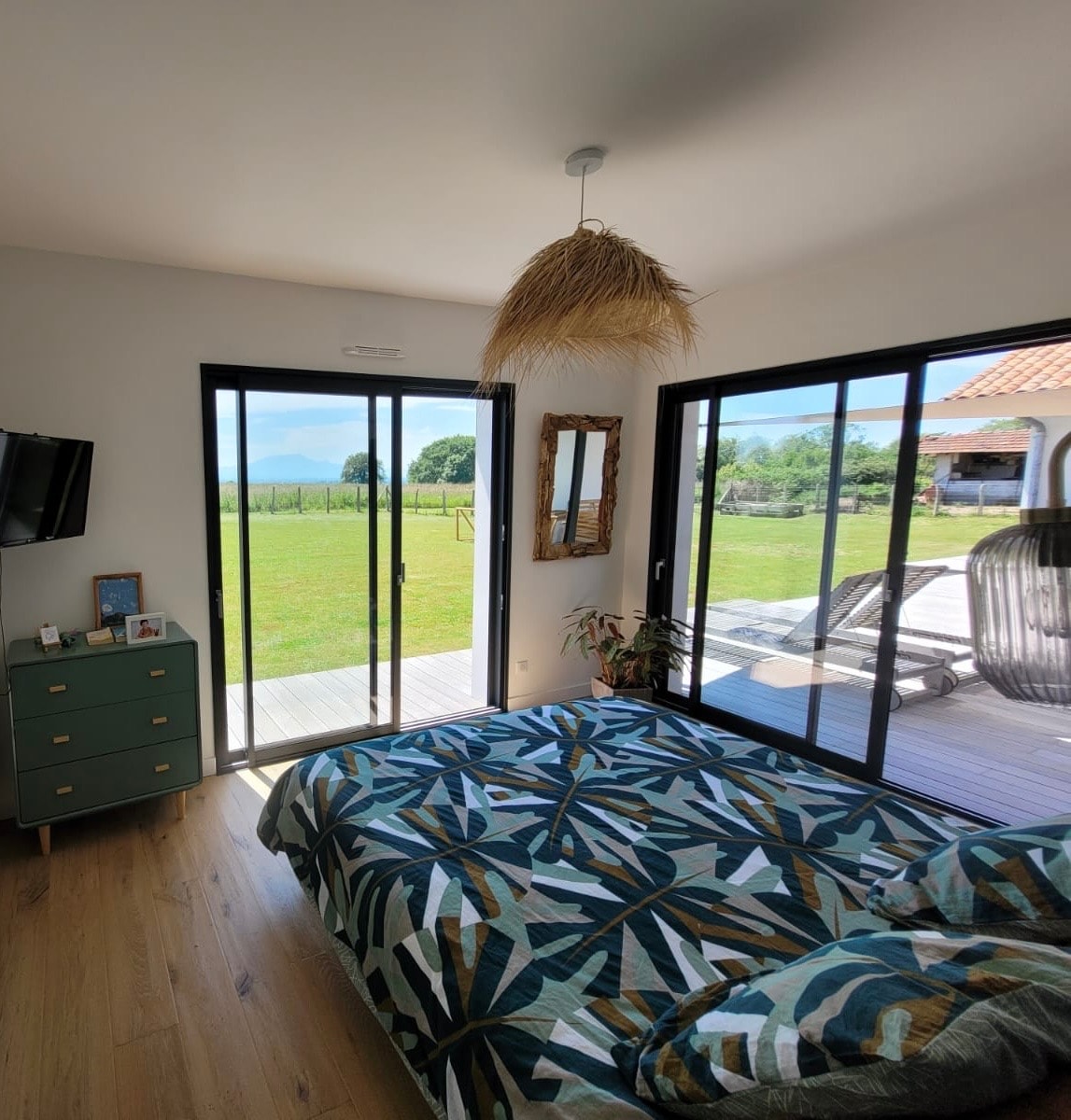 Hoofdslaapkamer met grote badkamer en aangrenzende kleedkamer, toegang tot de tuin en terras.