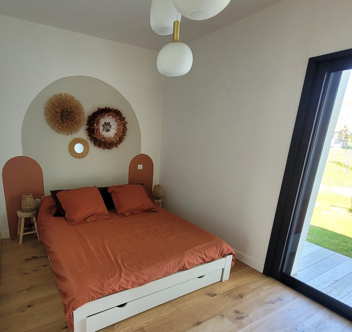 Slaapkamer  met toegang tot tuin en grote opbergkast.