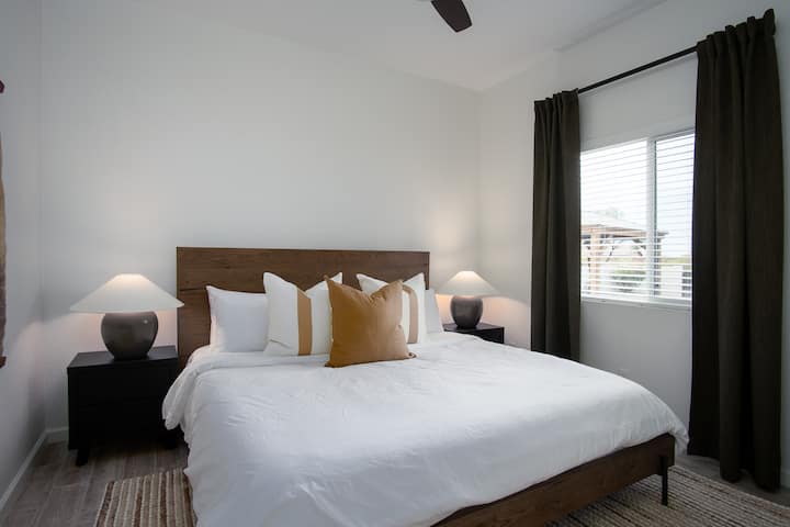 Guest bedroom 1, king bed