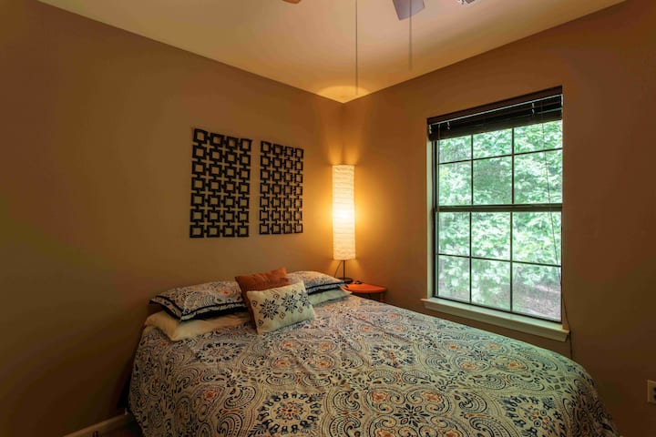 Dormitorio 3: elegantemente decorado con una cama tamaño queen y arte en la pared único, esta habitación ofrece un espacio sereno para relajarse.

