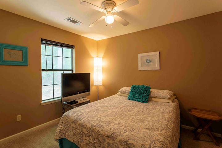 Dormitorio 2: luminosa y colorida, esta habitación ofrece una cama tamaño queen, una decoración acogedora y una lámpara para leer antes de acostarse.