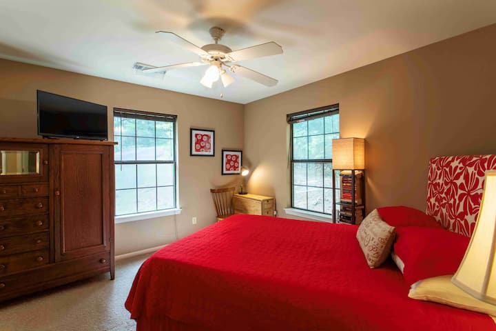 Dormitorio principal:
Este acogedor dormitorio cuenta con una cama tamaño queen con ropa de cama vibrante, ventilador de techo y amplia luz natural.