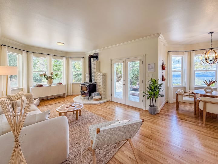 Dnevni boravak u prizemlju ima udoban i privlačan prostor za opuštanje. TV i razne igre nalaze se u drugom dnevnom boravku/igraonici na katu