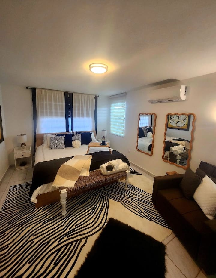 Känn som om du är på ett hotell med lyxen i en huvudsvit.  Inredningen är fin med bra smak med en dubbelsäng och en extra stolssäng (dubbelsäng) för njutning av 3 personer. Här finns en garderob och ett privat badrum. 65" TV