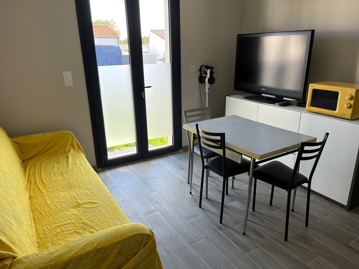 Top Airbnb: Independent 2-room PP with terrace in Rochefort