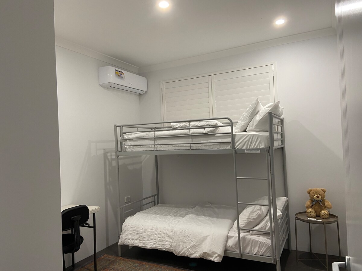 พื้นที่ทำงาน/ห้องกิจกรรม - วิธีที่จะดื่มด่ำกับอิสรภาพและความสันโดษไม่กี่ชั่วโมง มีโต๊ะเรียนและเก้าอี้สำนักงานพร้อม Wi-iFi มีพื้นที่เพียงพอในวอร์ดรูมสำหรับเสื้อผ้าหนังสือฯลฯ มีพื้นที่ว่างให้เด็กๆเล่นและสนุกสนาน