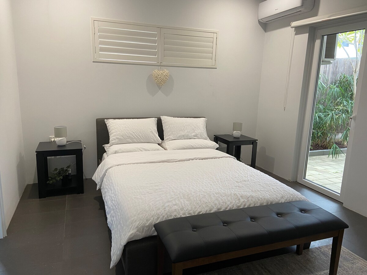 ห้องนอนใหญ่ (ควีนไซส์) นี้สดใหม่และคมชัด โปรดดูรายละเอียดที่พัก มีทางเข้าสวนหลังบ้านเพื่อรับอากาศบริสุทธิ์พูดคุยฟังเพลงดื่มสูบบุหรี่อ่านหนังสือหรือเพียงแค่จ้องมองท้องฟ้ายามค่ำคืนและดาวระยิบระยับเพชรเล็กๆมหัศจรรย์!