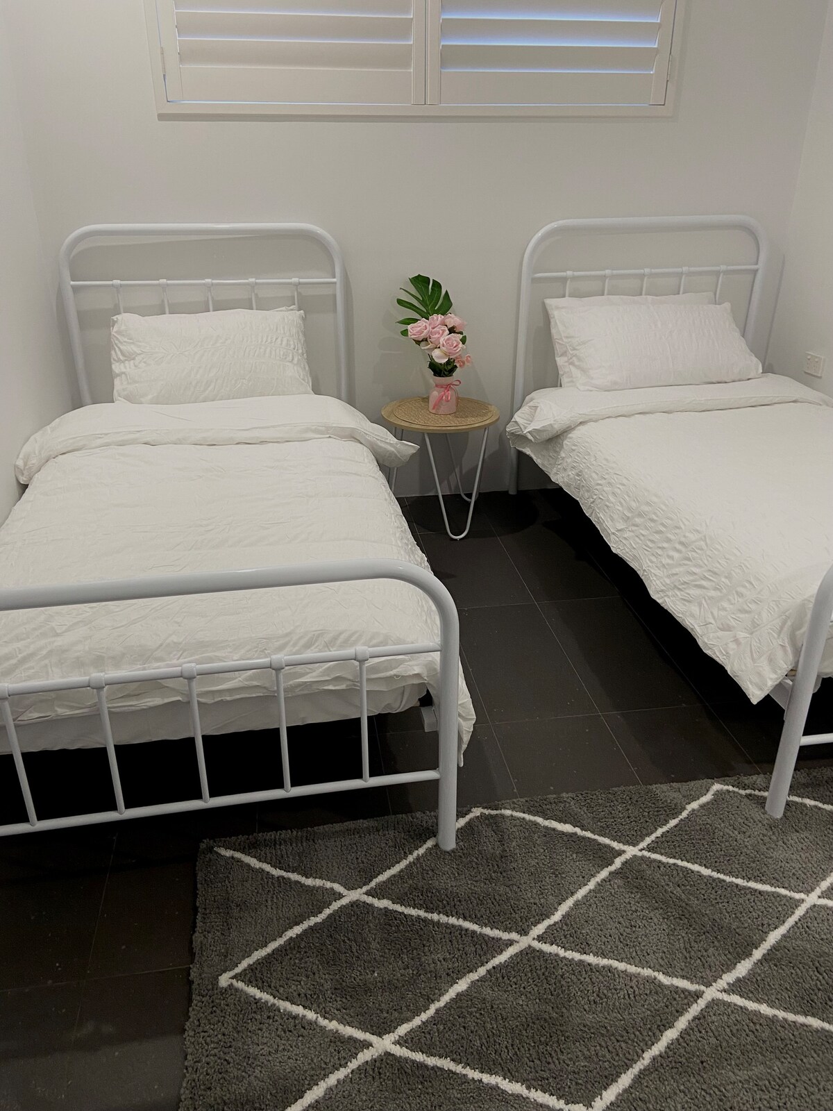 นุ่มขาวและเทาสร้างบรรยากาศที่สงบและสะอาด นอนหลับพักผ่อนในเตียงเดี่ยว 2 เตียงนี้บริสุทธิ์และสะดวกสบายสำหรับทุกกลุ่มอายุ ตกแต่งด้วยตู้เสื้อผ้า (กระจกเต็มบาน) ระบบระบายความร้อนแบบย้อนกลับระบบทำความร้อนและพัดลมเพดาน