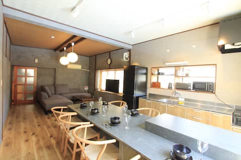 8 minutes walk to the center and downtown/maximum 13 people can stay/170㎡ detached house