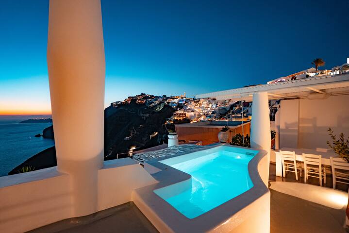 Five Bedroom villa with jacuzzis and swimming pool gallery image 2