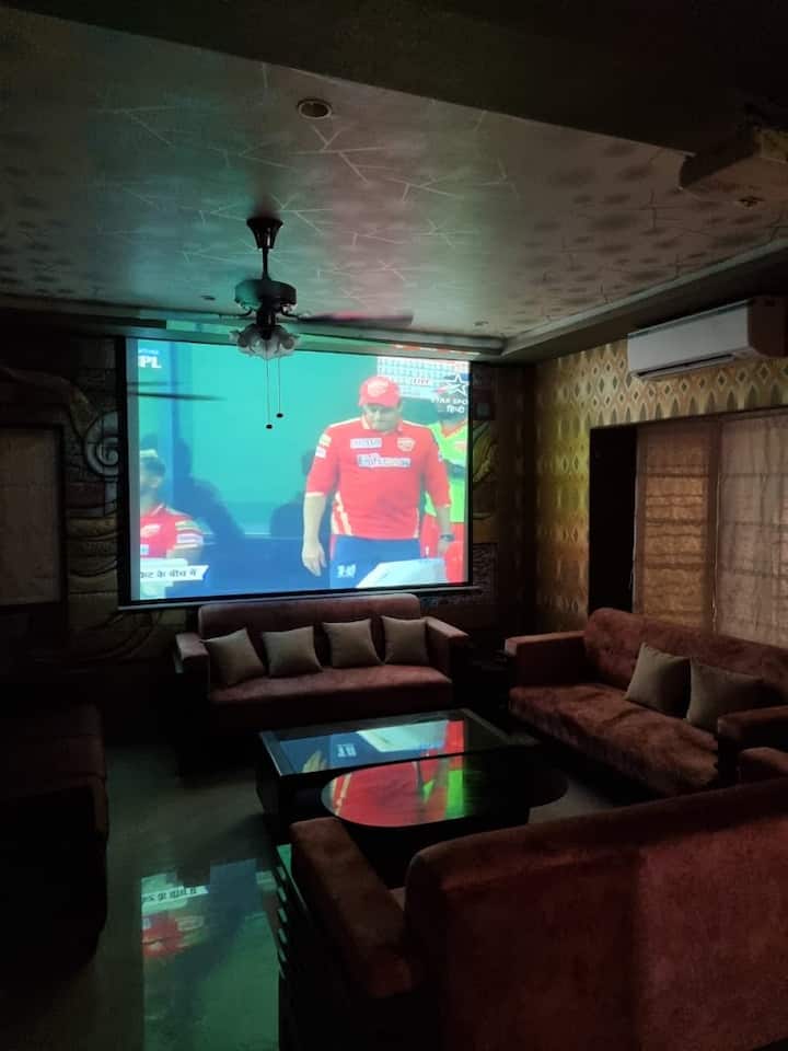 Lonavala迷雾宫别墅（ Misty Palace Villa ）宽敞的客厅，配备无线网络、智能电视、投影仪、空调等