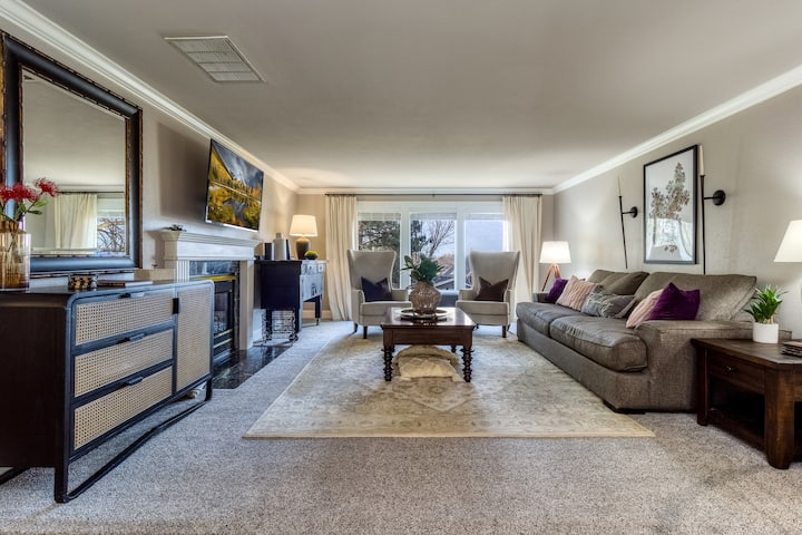 Დატკბით კომფორტითა და სითბოთი ამ მიმზიდველ მისაღებ ოთახში. Დიდი ფანჯრები საცხოვრებელს ბუნებრივი სინათლით იტბორება, რაც განტვირთვისთვის იდეალურ გარემოს ქმნის. Დატკბით საყვარელი გადაცემებით სმარტ-ტელევიზორში ან შეიკრიბეთ ბუხართან მყუდრო საღამოს გასატარებლად.