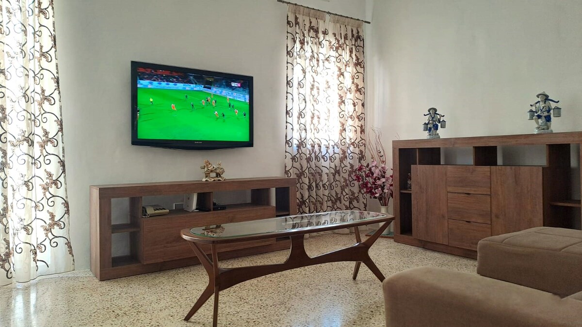 Ultra Large 3 bedroom, central, bright apartment