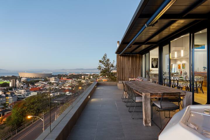 Luxurious Penthouse | Ocean Views, Hot Tub & Pool gallery image 5