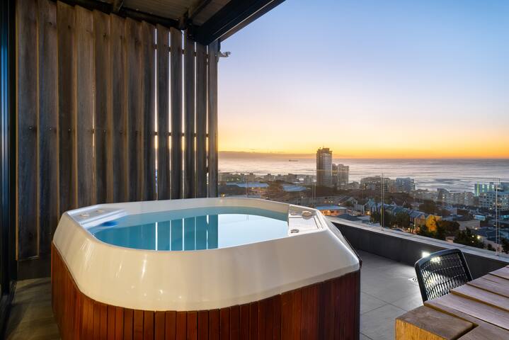 Luxurious Penthouse | Ocean Views, Hot Tub & Pool gallery image 4