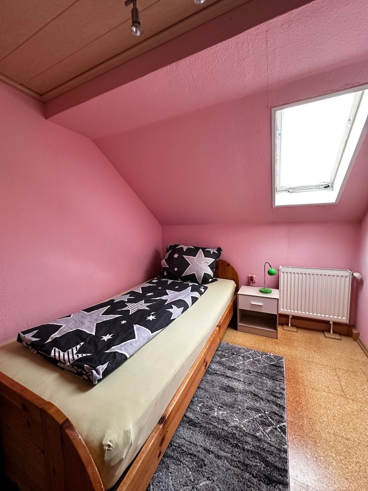 Schlafzimmer mit 1 Einzelbett