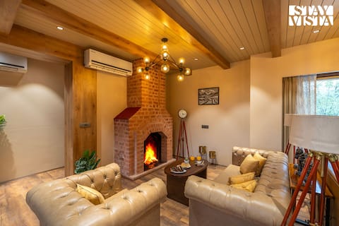 Teak@Swiss Chalet 3BR Villa in Tangmarg with Jacuzzi